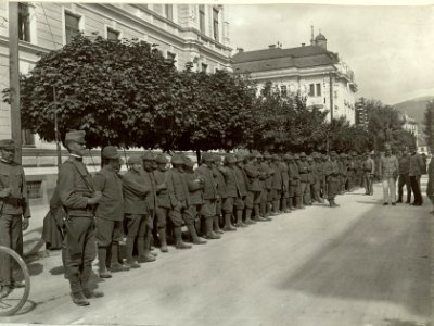 Gefangene Italiener vor dem Armee Gruppenkommando. Aufgenommen, am 16.September 1915. (BildID 15461875)