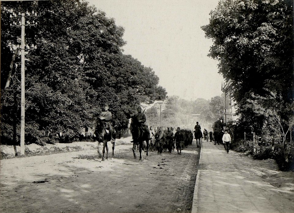 Gefangene Russen aus den Kämpfen auf der Höhe Worobijowka, eingebracht am 1. Juli durch das k.u.k. Infanterieregiment 6 (BildID 15542380)