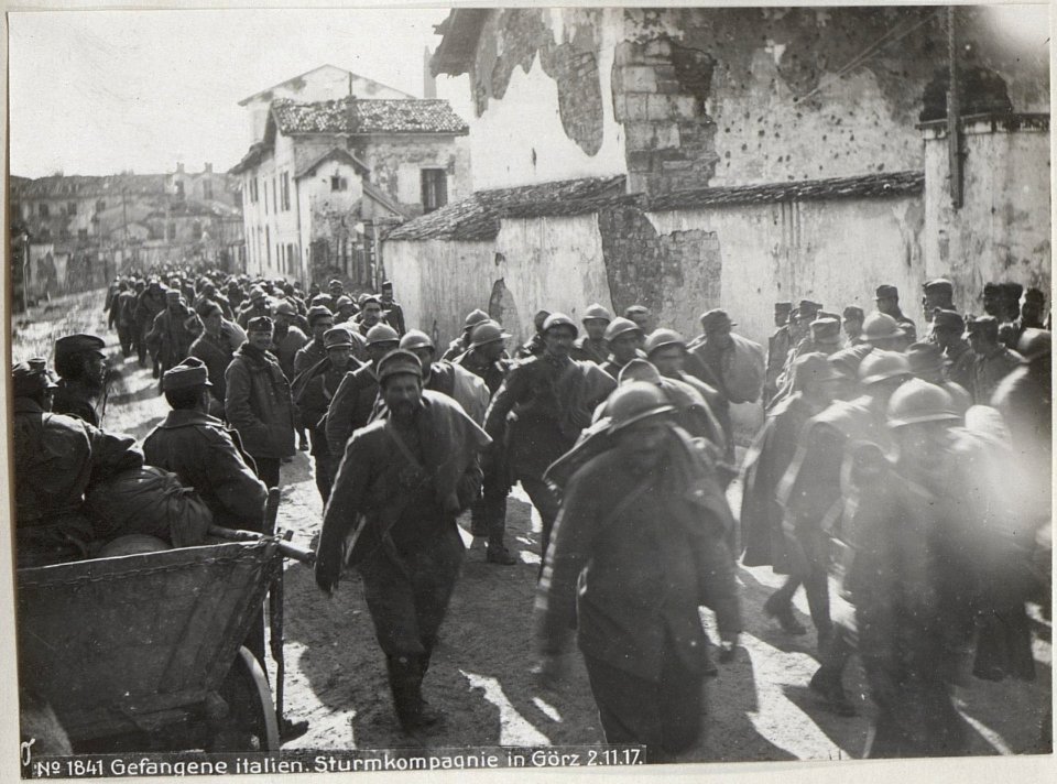 Gefangene italien.Sturmkompagnie in Görz 2.11.17. (BildID 15609314)