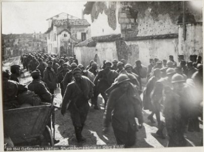 Gefangene italien.Sturmkompagnie in Görz 2.11.17. (BildID 15609314)
