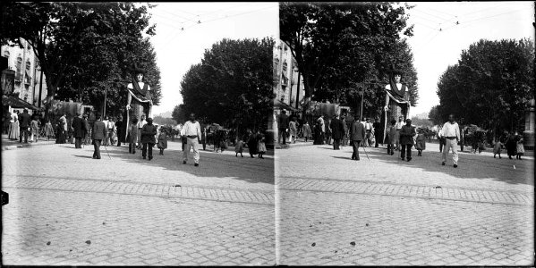 Gegants , músics i públic en un carrer de Barcelona