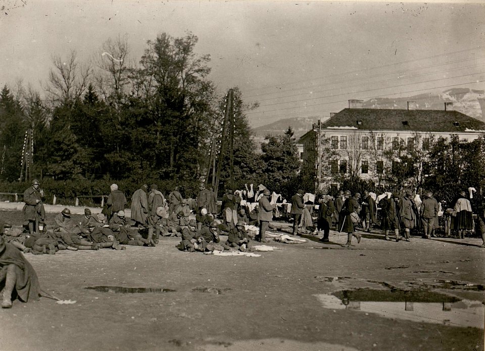 Gefangene Italiener auf der Sammelstation Seebach bei Villach. (BildID 15506695)