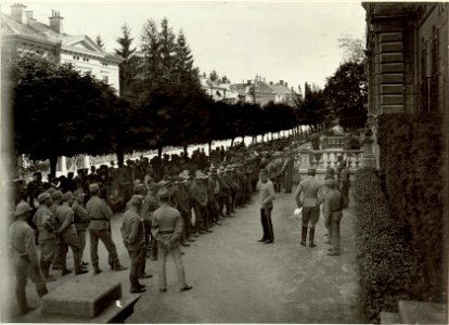 Gefangene Italiener vor dem Armee Gruppenkommando. Aufgenommen, am 16.September 1915. (BildID 15461868)