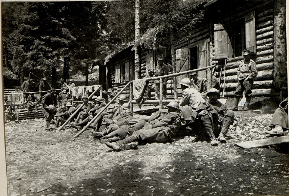 Gefangene Italiner am Monte Rover. Aufgenommen am 5.VI.1916. (BildID 15534378)