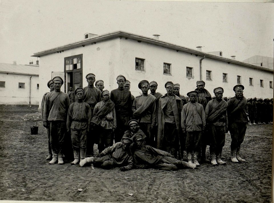Gefangene Russengruppe des russischen Infanterieregiment 63, gefangengenommen bei Gebrowam 9. Juni 1916 (BildID 15542086)