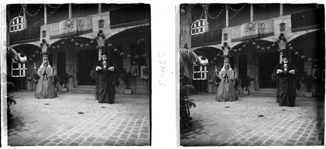 Gegants nous al pati de la casa de la Caritat