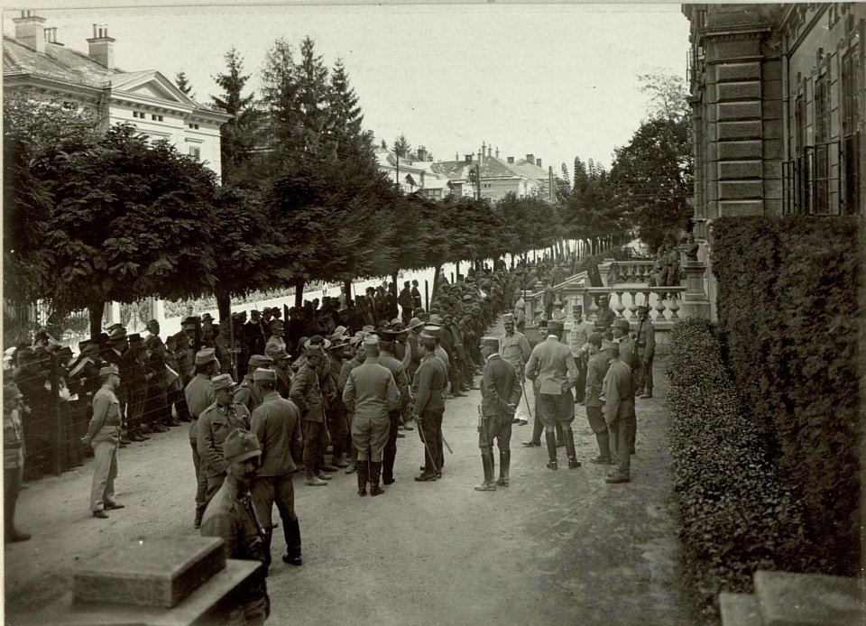Gefangene Italiener vor dem Armee Gruppenkommando. Aufgenommen, am 16.September 1915. (BildID 15461882)