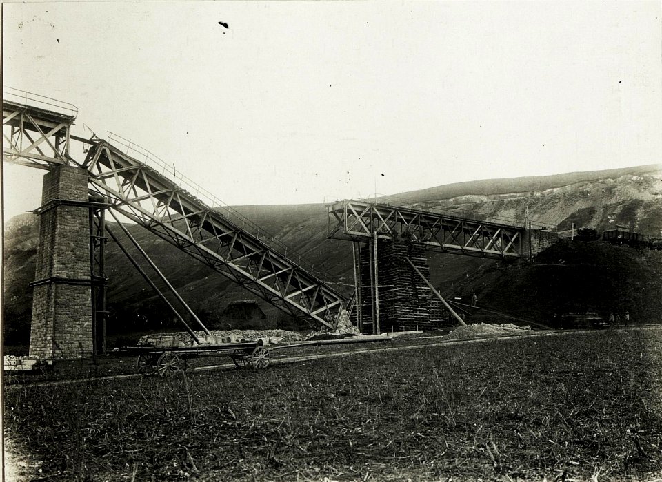 Gehobenes Eisenbahn-Brückenstück. Zaleszczyki. (BildID 15429875)