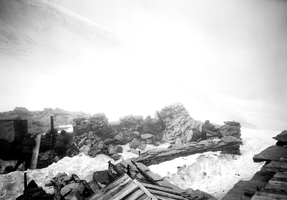 Gefechtsuebung in den Resten der zerstörten Theodulhütte - CH-BAR - 3238937