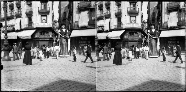 Gegants i públic en una trobada a Barcelona