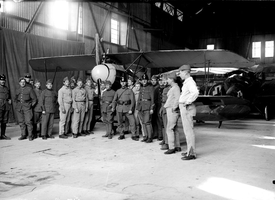 Gelandete deutsche Flugzeuge in der Ballonhalle - CH-BAR - 3241490