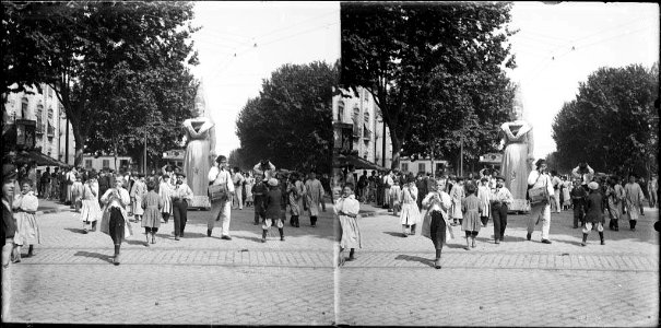 Gegants , músics i públic en un carrer de Barcelona (AFCEC BORDAS D 3787)