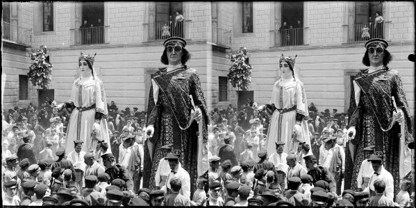 Gegants voltats de públic en una plaça de Barcelona