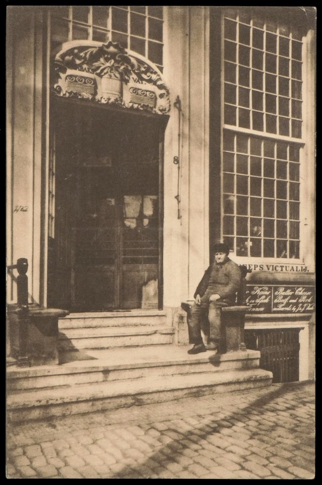 Geldersekade 8 met scheepsvictualiënhandel Vinke. Uitgave N.V. A.J. Nuss, Amsterdam, Afb PBKD00303000002