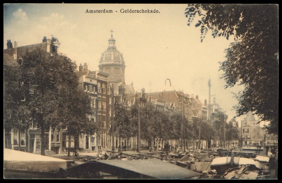 Geldersekade even zijde met op de achtergrond de Sint Nicolaaskerk op de Prins Hendrikkade. Uitgave B. Brouwer, Amsterdam, Afb PBKD00303000013