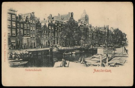 Geldersekade even zijde met op de achtergrond de Sint Nicolaaskerk. Uitgave N.J. Boon, Amsterdam
