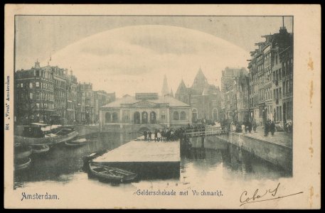Geldersekade met links de recht boomssloot en op de achtergrond de Waag met daarvoor de Vishal. Uitgave Vivat, Amsterdam, Afb PBKD00303000005
