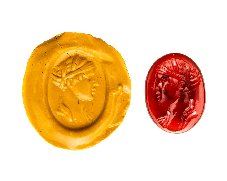 Gem av rödbrun karneol, romersk - Hallwylska museet - 110380