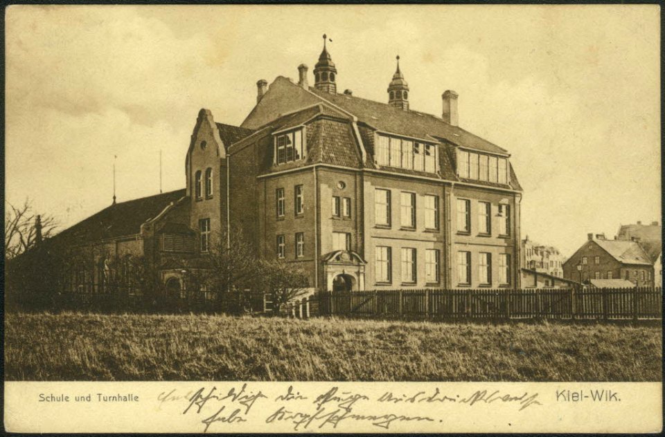 Gemischte Volksschule Wik mit Turnhalle am Pestalozzi-Platz (später Sonderburger Platz) (Kiel 27.868)
