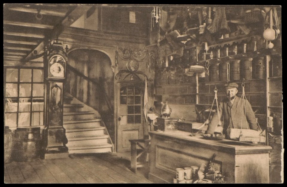 Geldersekade 8 met interieur van de Fa. Vinke, handel in scheepsvictualiën. Uitgave N.V. A.J. Nuss, Amsterdam, Afb PBKD00303000003