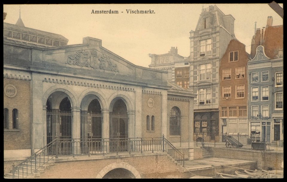 Geldersekade met het gebouw van de Vismarkt op de Nieuwmarkt. Uitgave B. Brouwer, Amsterdam, Afb PBKD00303000006