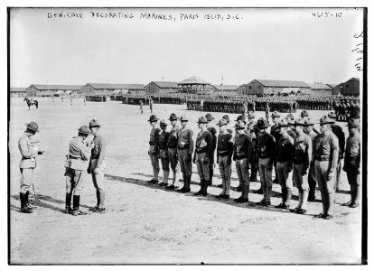 Gen. Cole decorating marines, Paris Isl'd. (i.e. Parris Island), S.C. LCCN2014707143