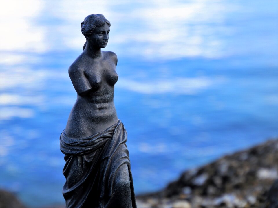 Water at the court of the art of