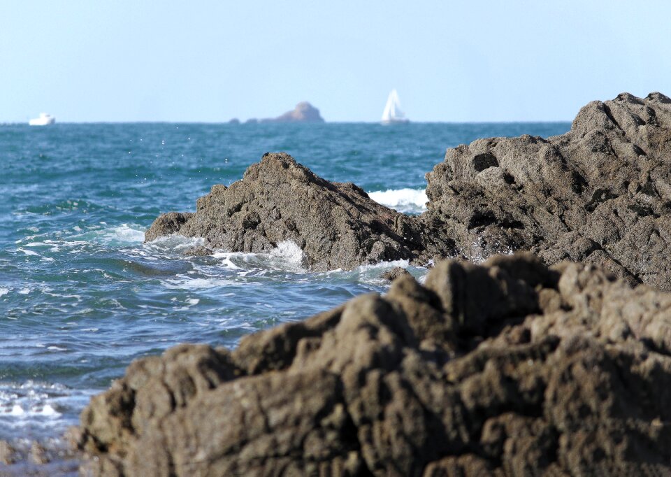 Sea rock horizon