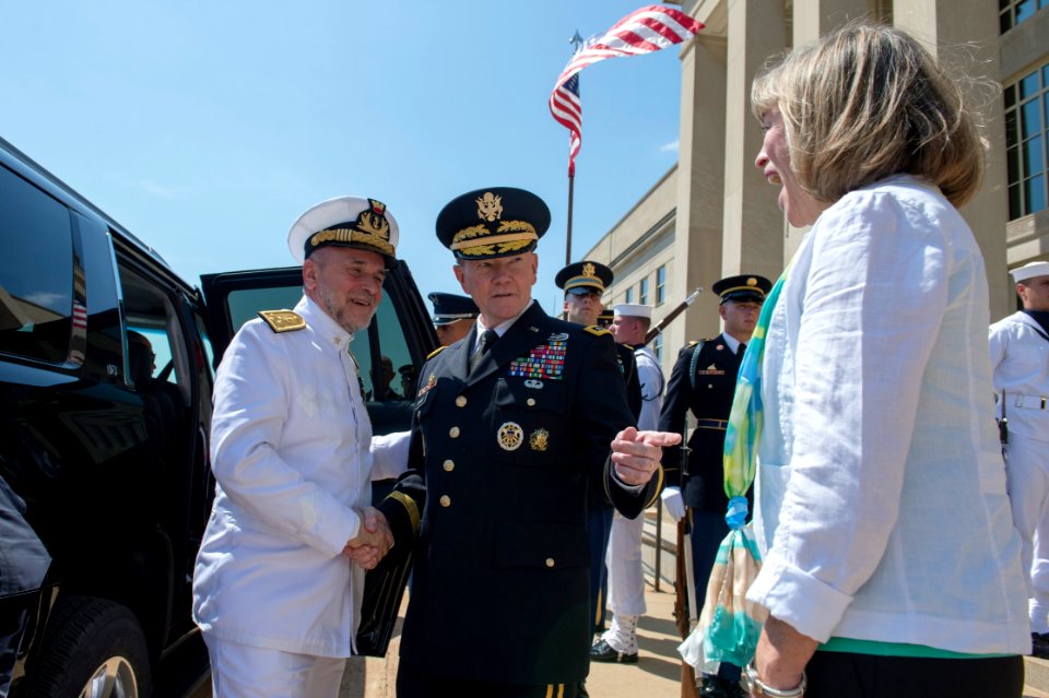 Gen. Martin E. Dempsey greets Italian Chief of Defense