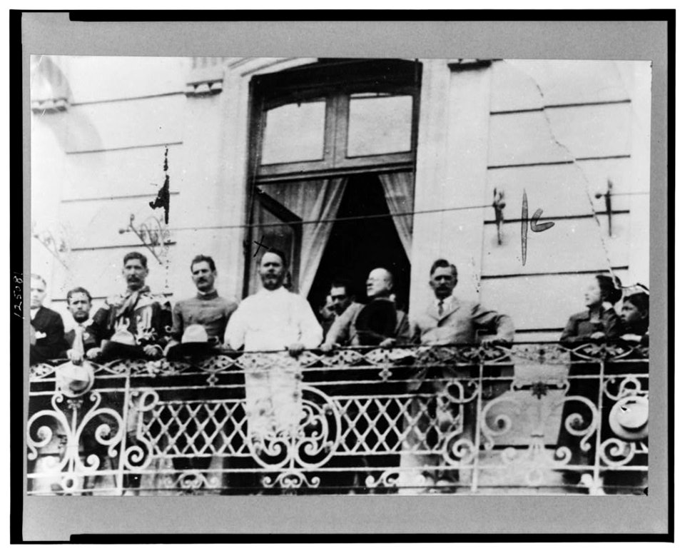 Gen. Obregón (wearing beard) addresses great crowd in Mexico City LCCN99472677