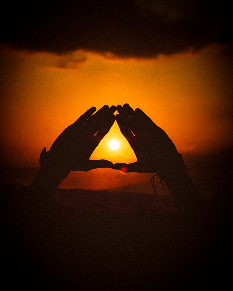 Hand bracelet triangle