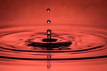 Liquid drop of water hochspringender high drop photo