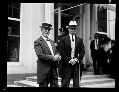 Gen. Taufflieb, former Commander of the French armies (right) called at White House with Ambassador Jules Jusserand LCCN2016891511