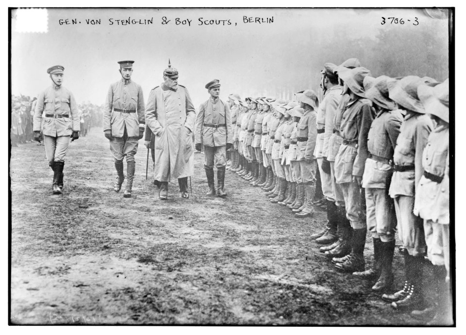 Gen. Von Stenglin and Boy Scouts, Berlin LCCN2014700598