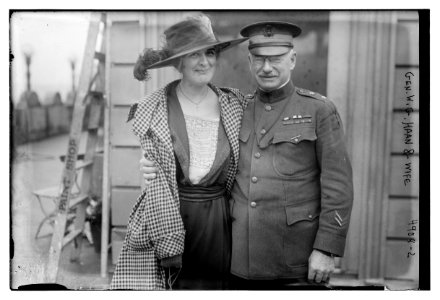 Gen. W.G. Haan & wife LCCN2014708922