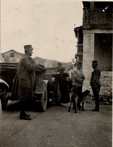 Gen.Obst. von KÖVESS im Gespräch mit Oberst ZUBER (Bgd. der 24 Gebirgs Brigade.) Aufgenommen anlässlich einer Inspizierungsreise nach Skutari in Rjeka am 13. März 1916. (BildID 15532619)