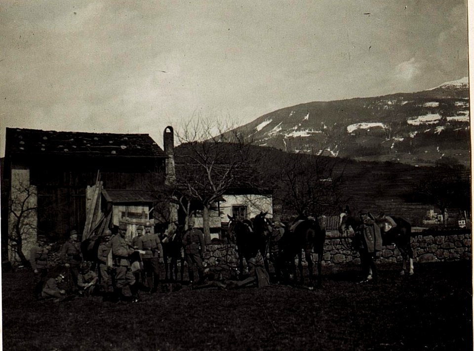 Gendarmerieabteilung des 20. Korpskommandos, abgesessen bei Vahrn. (BildID 15584354)