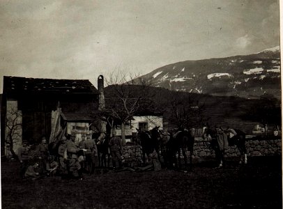 Gendarmerieabteilung des 20. Korpskommandos, abgesessen bei Vahrn. (BildID 15584354)