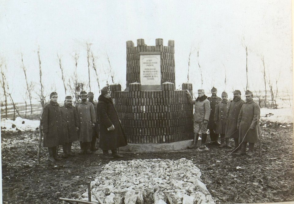 General Baron Samuel von Hazai ebi einem Denkmal aus feindlichen Schrappnellhülsen auf Rakowiec bei Siemikowce (BildID 15440036)