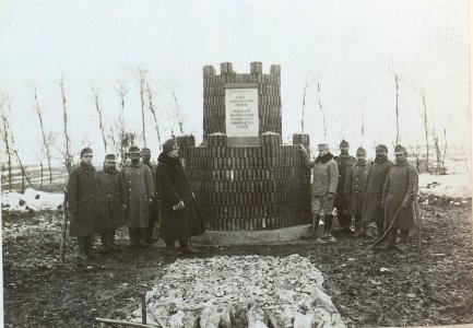 General Baron Samuel von Hazai ebi einem Denkmal aus feindlichen Schrappnellhülsen auf Rakowiec bei Siemikowce (BildID 15440036)