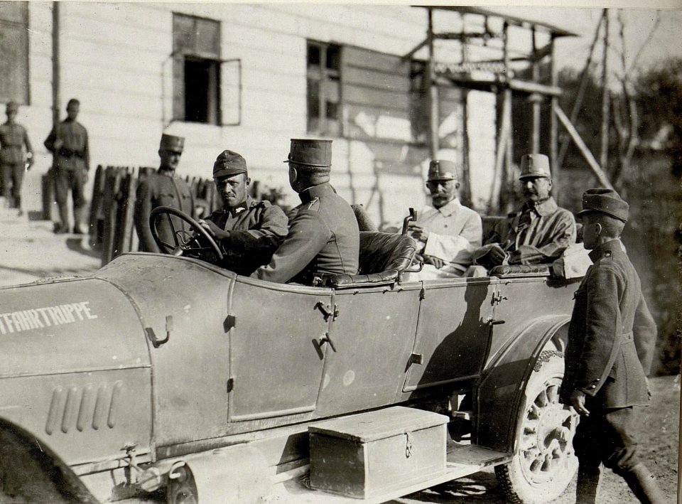 General Freiherr von Succovaty Korpskommandeur Ernst Kletter Edler von Gromnik auf der Fahrt zur Front am 1.Juni 1917 (BildID 15544146)