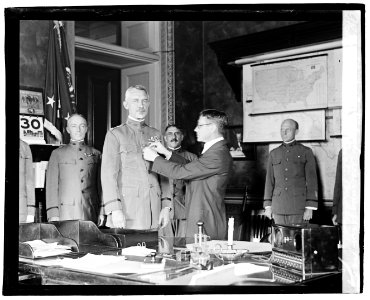 General March receiving first victory medal from Secty. Baker LCCN2016828462