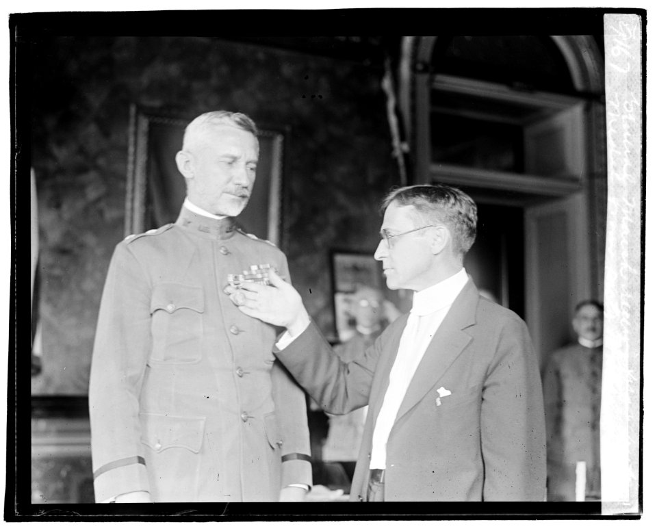 General March receiving first victory medal from Secty. Baker LCCN2016828461