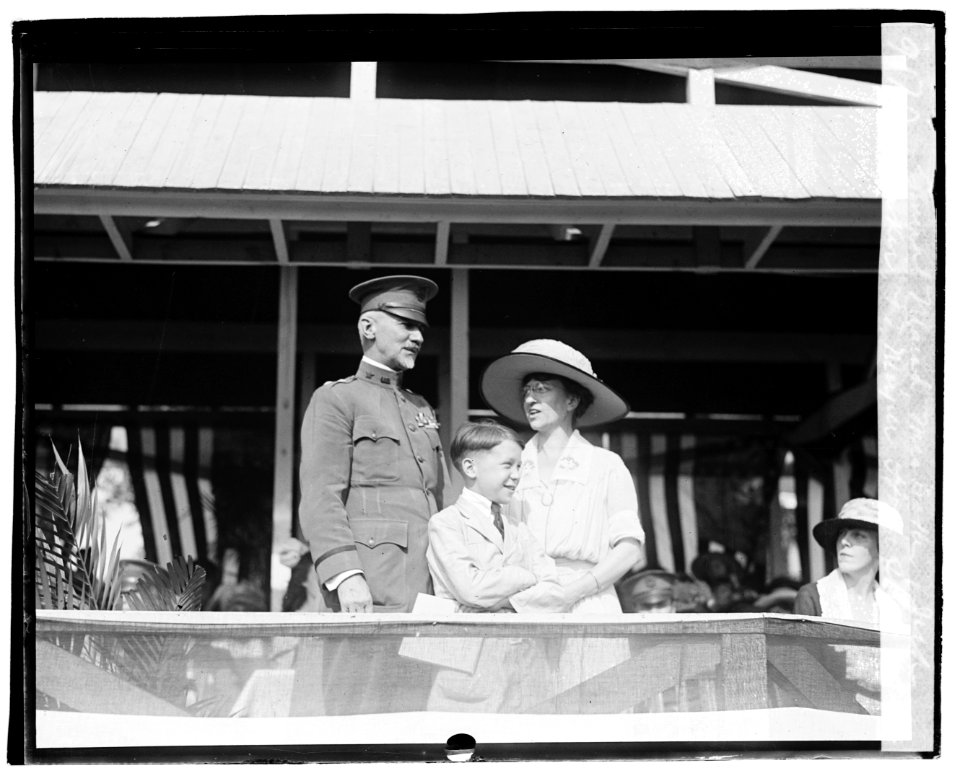General March, Mrs. Baker, Jack Baker, Ft. Meyer horseshow, 1920 LCCN2016828463