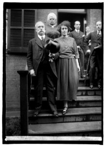 General Ospina & daughter, 5-3-22 LCCN2016846236