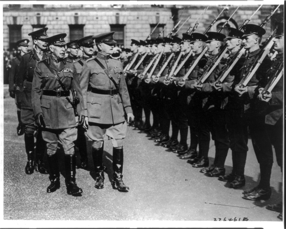 General Pershing decorates the tomb of Britain's unknown warrior. General Pershing accompanied by the Duke of Connaught inspecting the British Guard of Honor before entering Westminster LCCN2003688521