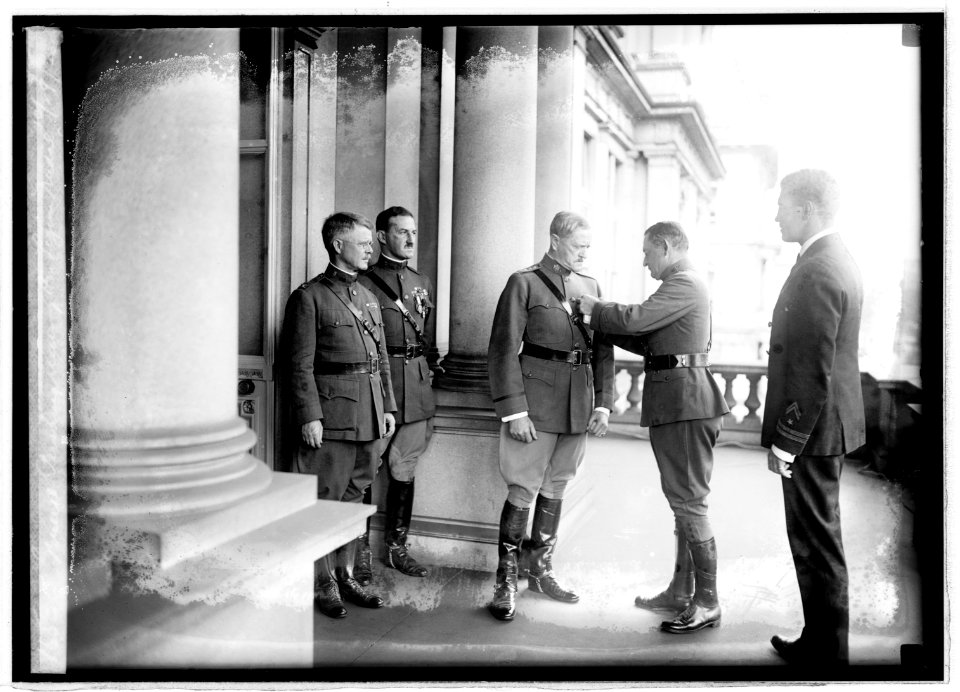 General Pershing receiving Am. Legion Medal, 10-29-21 LCCN2016845774