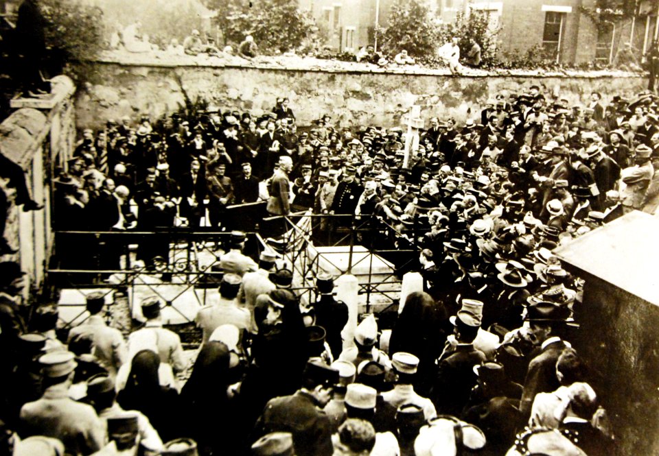 General Pershing at Tomb of Lafayette, Picpus Cemetery, Paris, France, July 4, 1917 (30061861602)