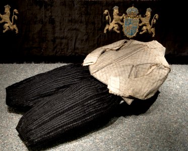 Gustav II Adolfs svepkläder. Bild tagen i utställningsmontern i rum A med antedendiet i bakgrunden - Livrustkammaren - 49184 photo