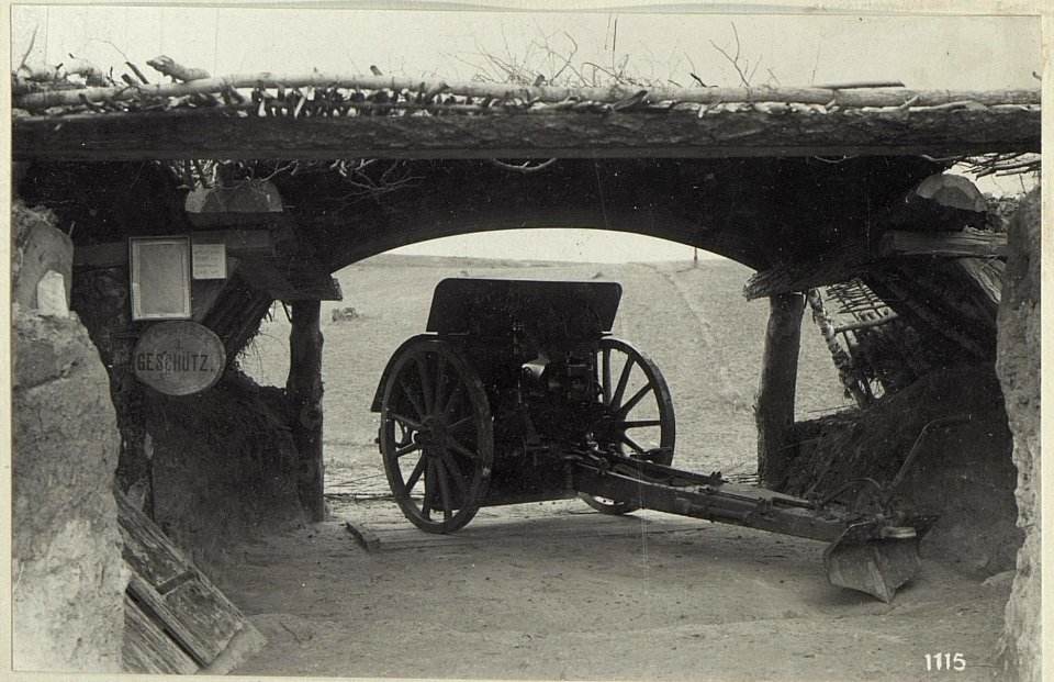 Gut ausgebaute Artilleriestellungen, bestückt mit Skodahaubitzen (BildID 15684738)
